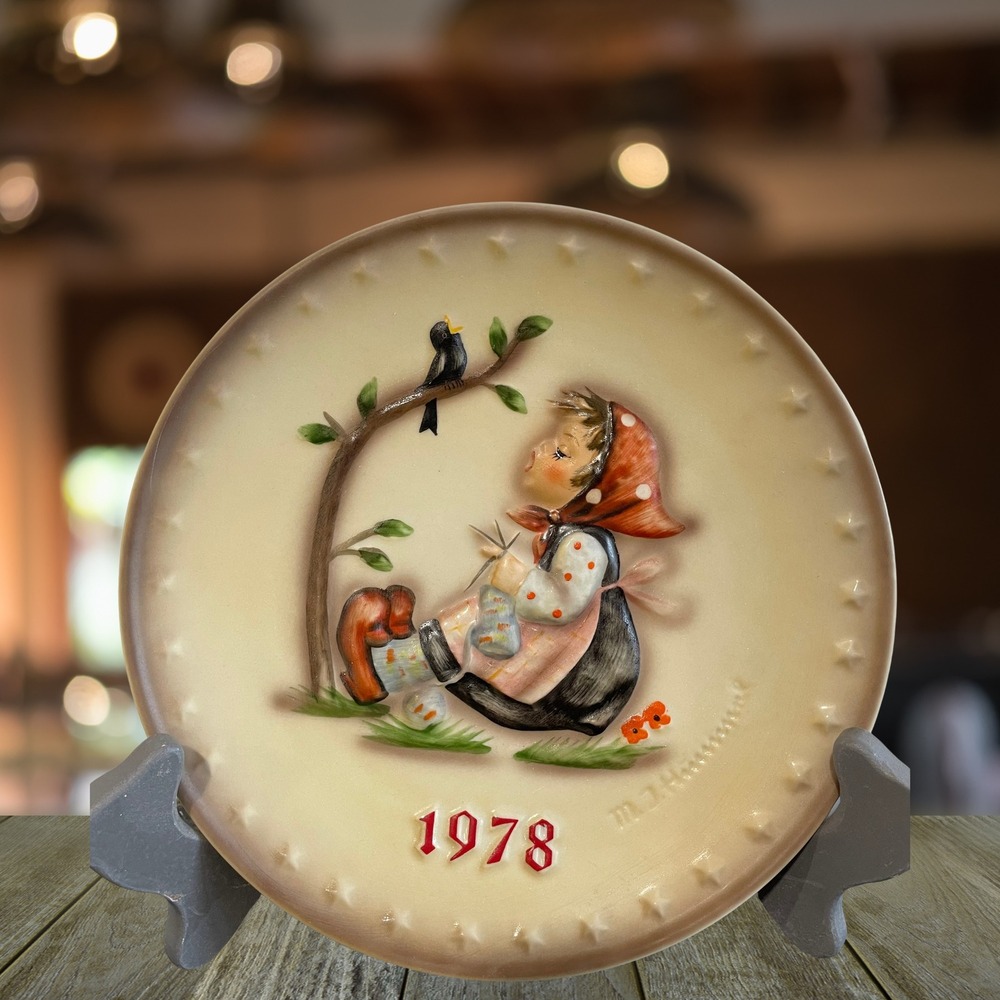 Goebel M.J. Hummel 8th Annual Plate 1978 in Bas Relief Girl with Bird Decorative